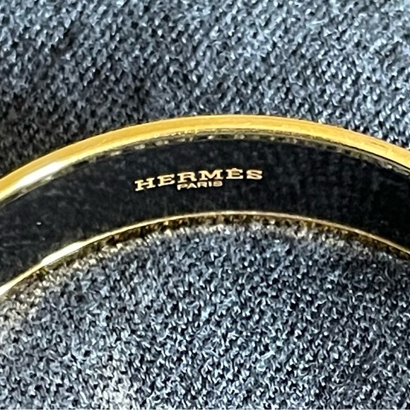 Beautiful Hermes Caleche Enamel Bangle Bracelet. Like New! - Picture 3 of 6